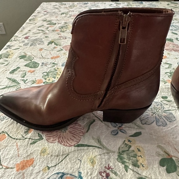 Frye Shane Short Women's Pull-on Boots, Whiskey Size 6 - Picture 6 of 7
